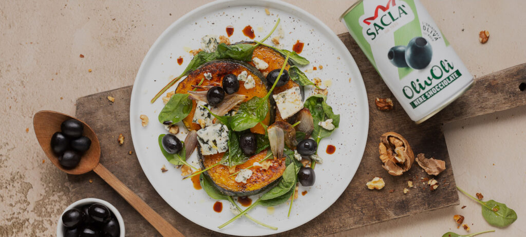Salade van Geroosterde Pompoen met Ontpitte Zwarte Olijven, Gorgonzola en Walnoten