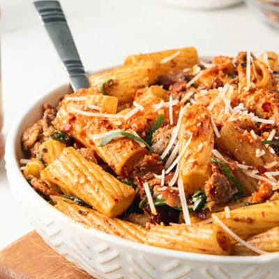 Rigatoni met Rode Pesto en Spek