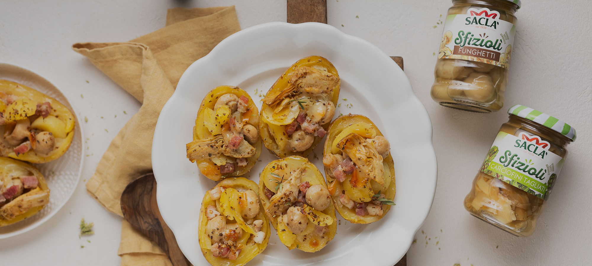 Gebakken Aardappelen Gevuld met Gerookte Scamorza, Spek, Artisjokken en Champignons